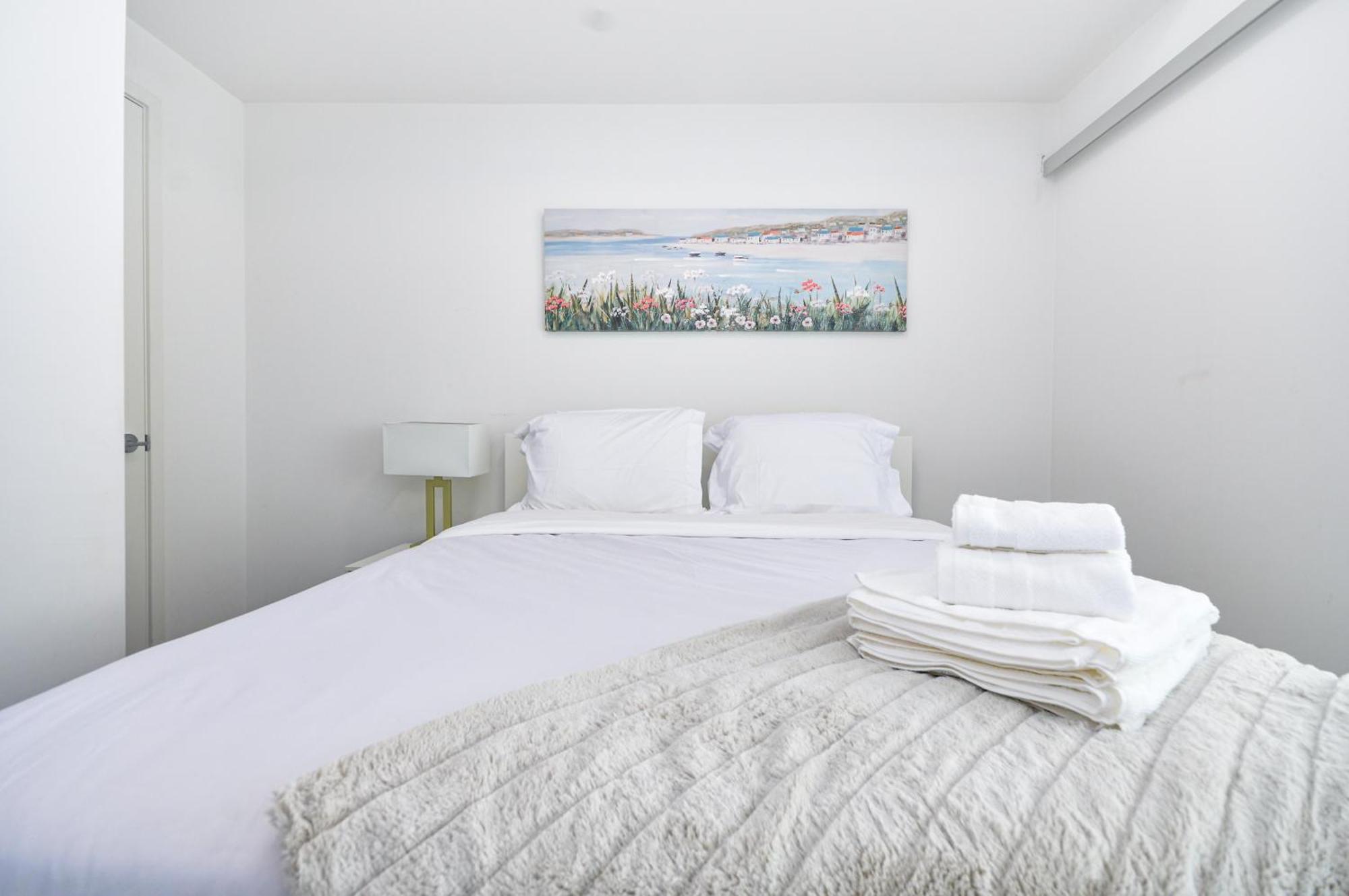 Downtown Toronto Condo Near Cn Tower, Scotiabank Arena, Rogers Centre, Union Station Екстериор снимка