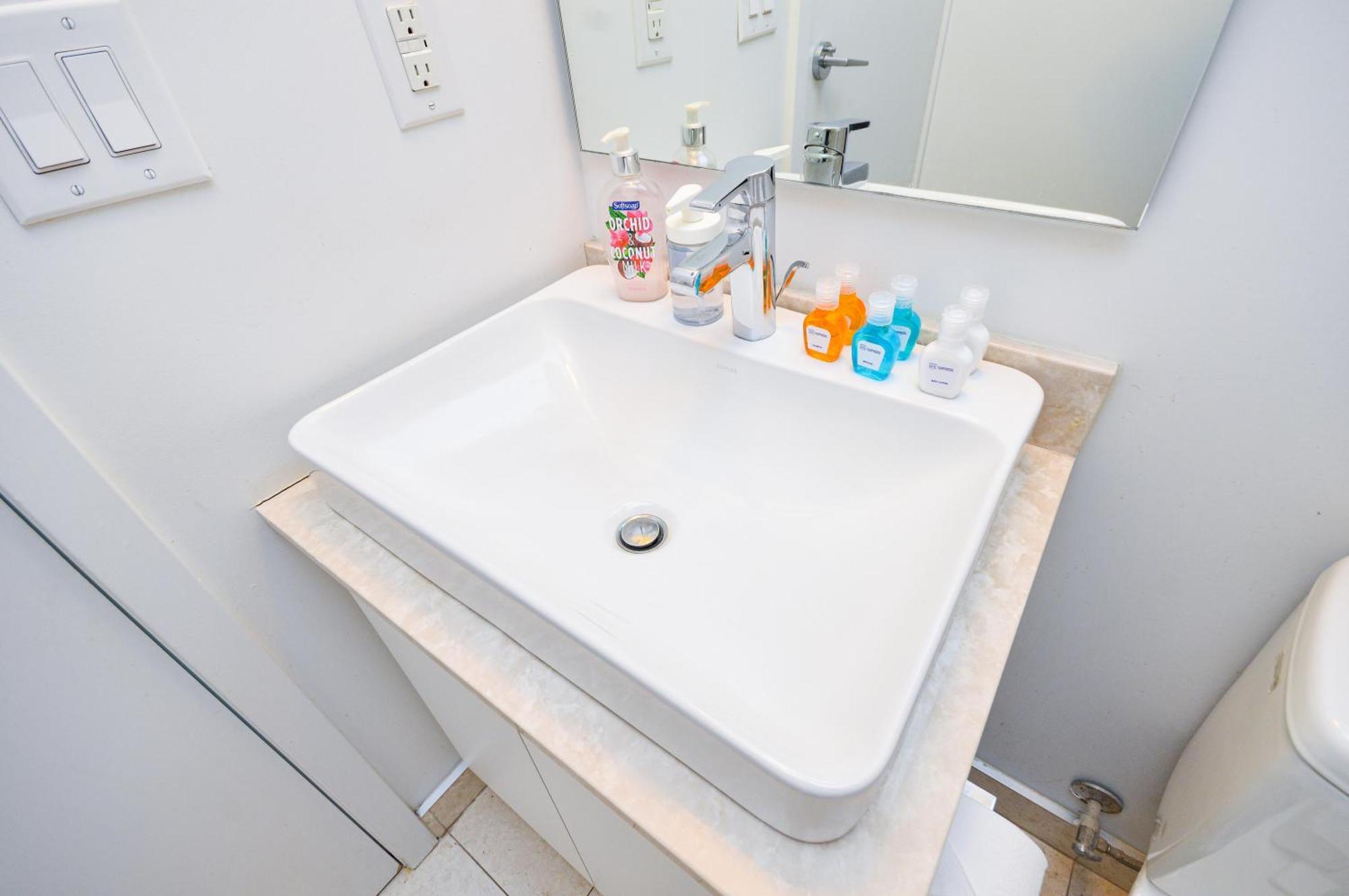 Downtown Toronto Condo Near Cn Tower, Scotiabank Arena, Rogers Centre, Union Station Екстериор снимка