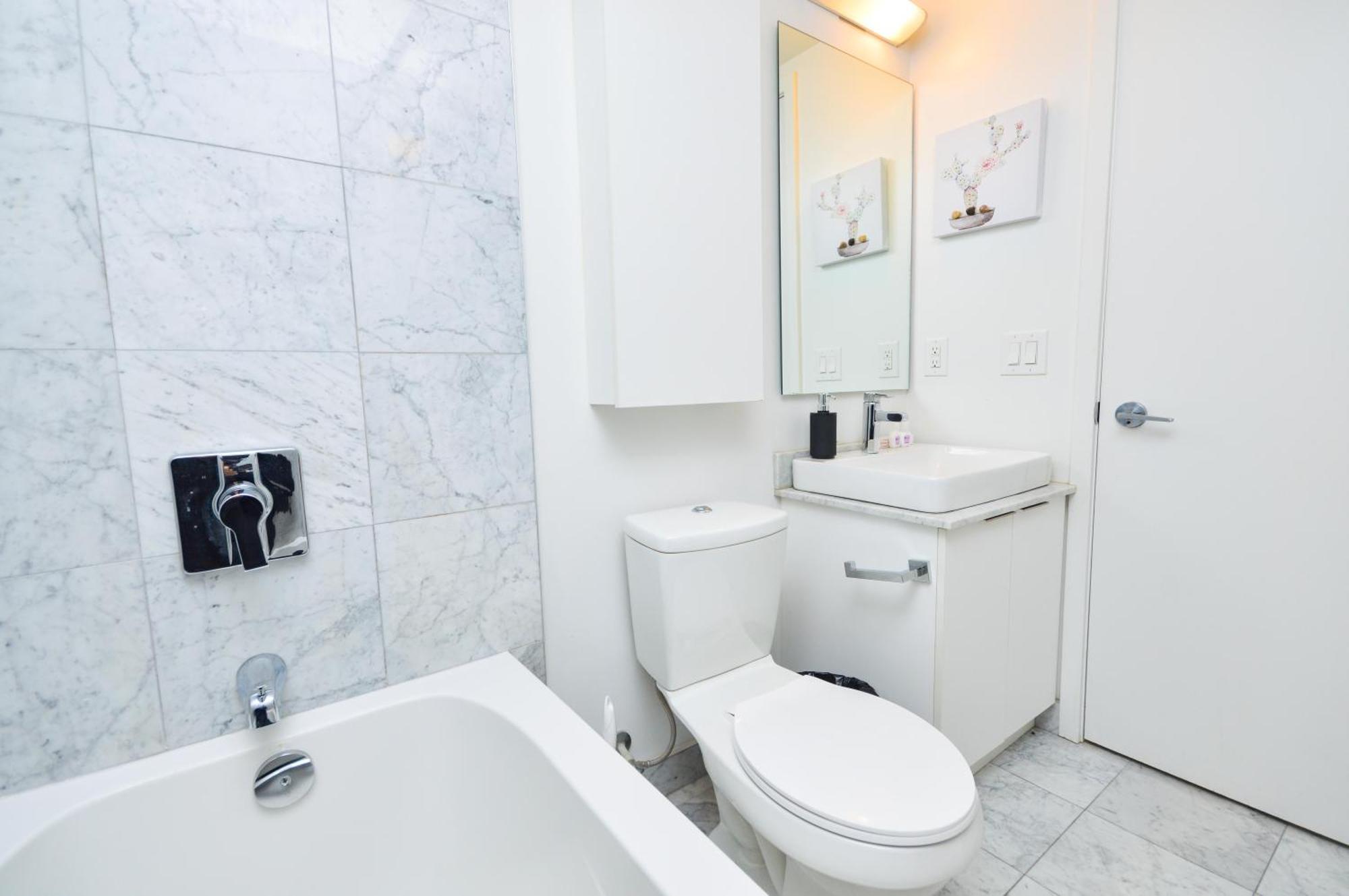 Downtown Toronto Condo Near Cn Tower, Scotiabank Arena, Rogers Centre, Union Station Екстериор снимка