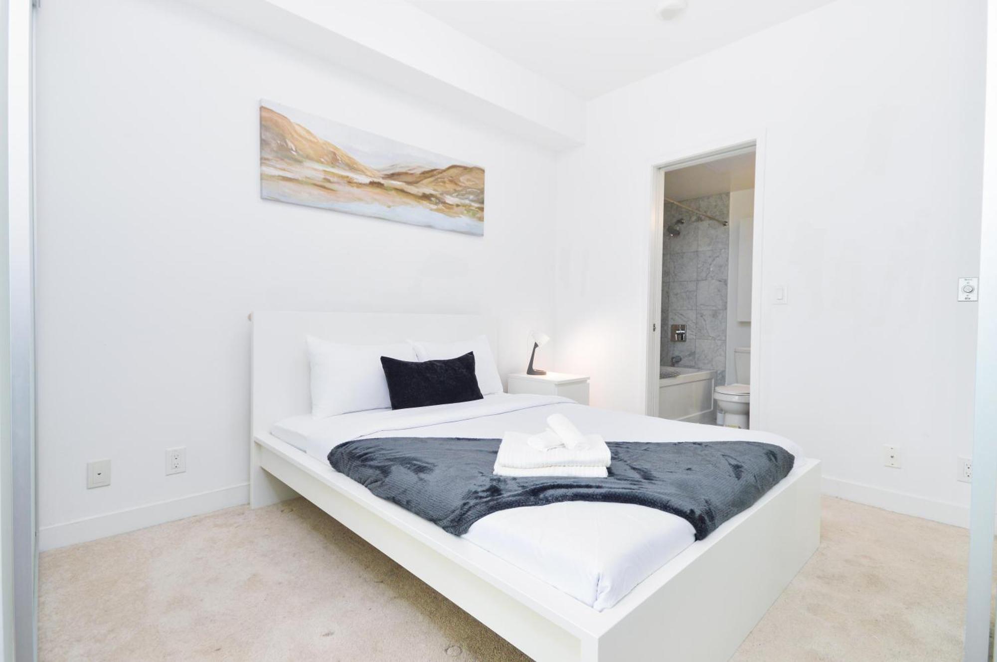 Downtown Toronto Condo Near Cn Tower, Scotiabank Arena, Rogers Centre, Union Station Екстериор снимка
