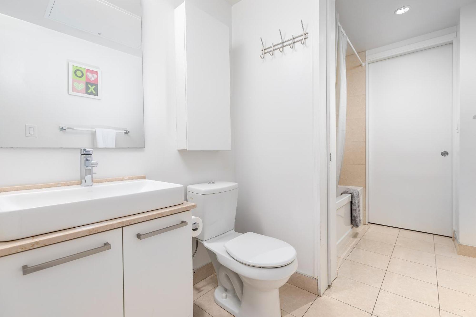 Downtown Toronto Condo Near Cn Tower, Scotiabank Arena, Rogers Centre, Union Station Екстериор снимка